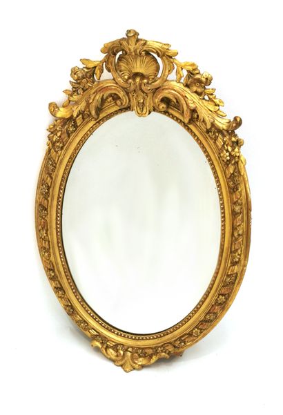 null Miroir médaillon en bois sculpté et stuc doré à décor de frise de perles et...