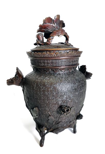 null *JAPAN, 19th century 

Covered bronze pot with a brown patina presenting a high...