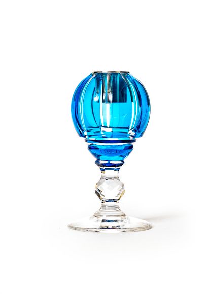 null SAINT-LOUIS France

Bougeoir en cristal en partie teinté bleu reposant à boule...