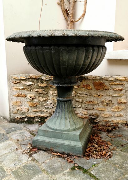 null *Vasque en fonte peinte à l’imitation du bronze patiné ; le pourtour à rangs...