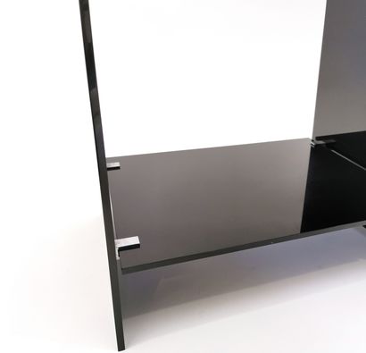  Table de chevet en plexiglass teinté noir et fixations en acier chromé 
Années 70...