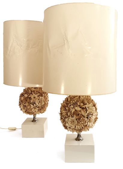 null Pair of table lamp, the shaft composed of a sphere of artificial flowers on...
