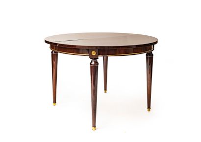 null Mahogany and mahogany veneer pedestal table in neoclassical style resting on...
