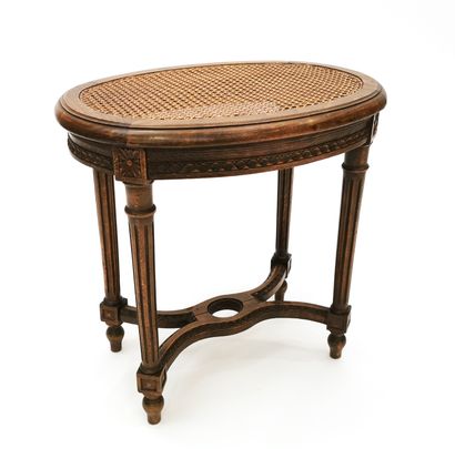 null Neoclassical style caned stool in carved wood decorated with flowers, grooves...