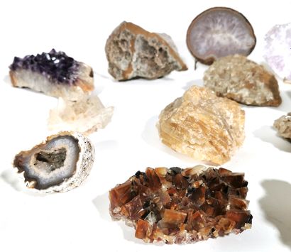 null Collection de minéraux comprenant opale, améthyste, agate, quartz, calcite,...