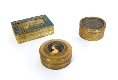 null One box and two pill boxes in brass and stamped copper

The box is decorated...
