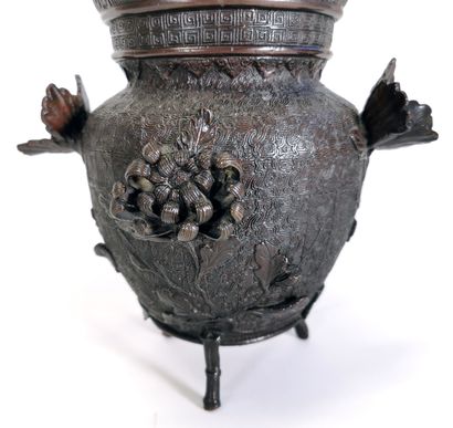 null *JAPON, XIXe siècle 

Pot couvert en bronze à patine brune présentant un décor...