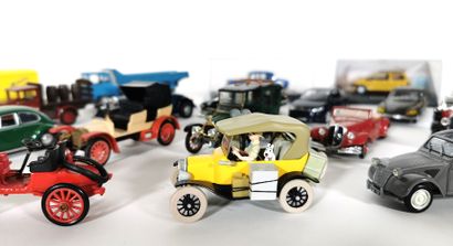  *DIVERS MARQUES dont HERGÉ 
Ensemble de vingt-neuf véhicules miniatures divers modèles...
