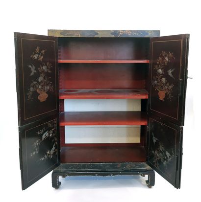 null Lacquered wooden Chinese sideboard with four leaves with lacquer decoration...