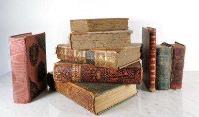 null Ensemble de neuf dictionnaires : 
-	F. RAYMOND, Dictionnaire général de la langue...