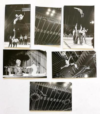 null Lot de six photographies tirage argentique d’époque : acrobaties et trapèzes...