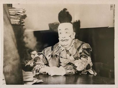 null Photographie tirage argentique d’époque montrant un clown assis
15,3 x 20,3...