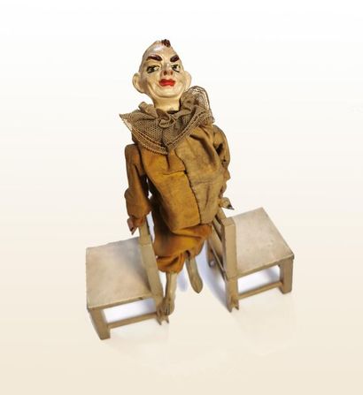 null Jouet mécanique français figurant un clown acrobate entre deux chaises, vers...