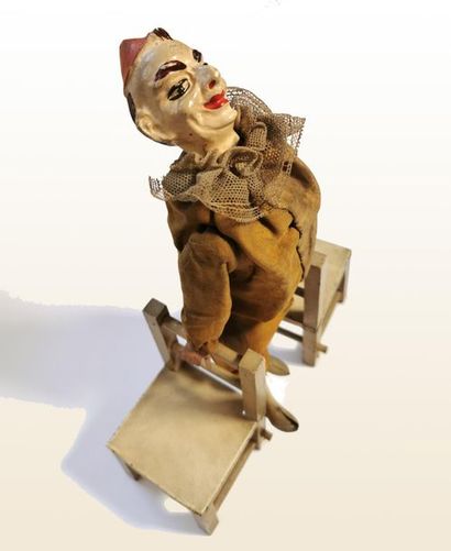 null Jouet mécanique français figurant un clown acrobate entre deux chaises, vers...