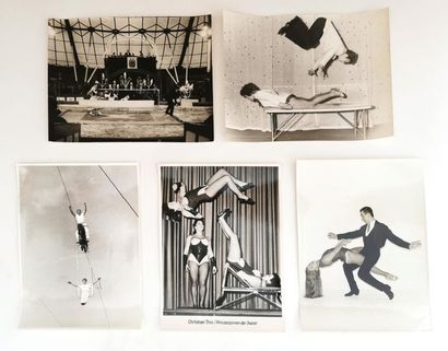 null Lot de onze photographies de cirque des années 40 à 60, tirage argentique d’époque...