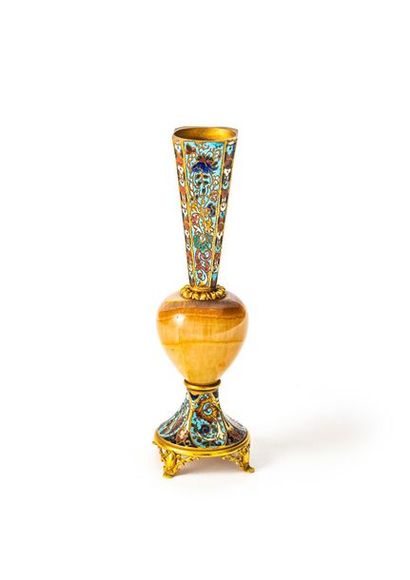 null Vase soliflore à monture en bronze à décor en cloisonné de feuillages fleuris,...