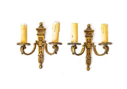 null Pair of gilt bronze two-light sconces with sheath decoration and acanthus leaves
H....