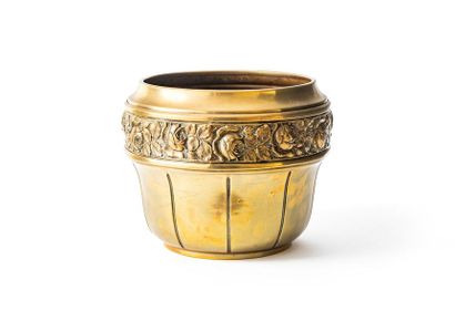 null Brass flowerpot cover with embossed decoration of a frieze of roses, circa 1930
H....
