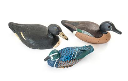 null Three painted wooden decoys
L. 31 / 28 and 23 cm
