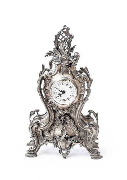 null Louis XV style pewter mantel clock with rocaille decoration
H. 50 cm