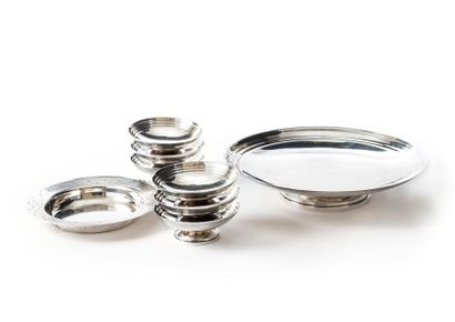 null Goldsmith LAGARDE ET FORTIN
Suite of five silver-plated metal ice cream bowls,...