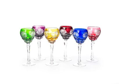 null Suite de six verres à pied en cristal taillé, chacun d'un coloris différent
H....