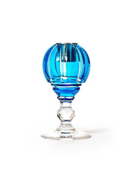 null SAINT-LOUIS France
Bougeoir en cristal en partie teinté bleu reposant à boule...
