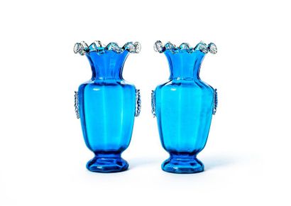 null Paire de vase en verre teinté bleu à col évasé avec décor ondulé collé à chaud...