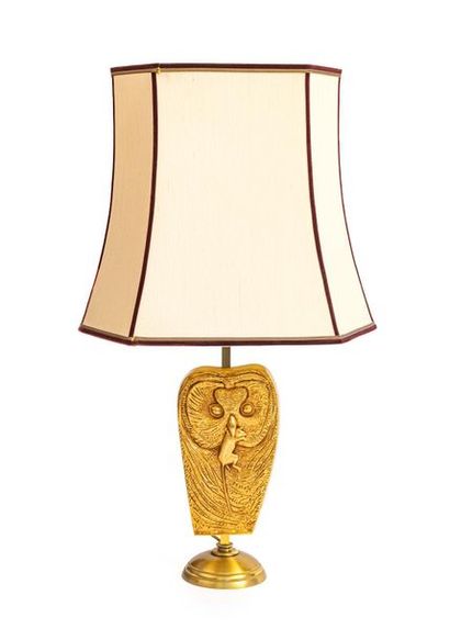 null Table lamp, the shaft decorated with a bronze representing an owl holding in...