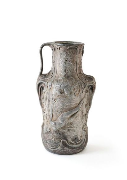 null Jean GARNIER (1853-1910)
Haut vase en étain sculptée en bas-relief de deux ondines...