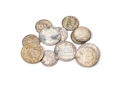 null Lot de pièces en argent comprenant :
- Sept pièces de 5 Francs Semeuse émises...