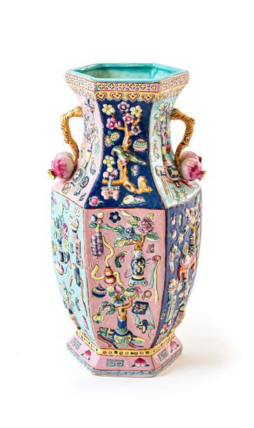 null Elegant porcelain vase with rose family decoration
China, 20th century
Baluster-shaped...