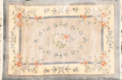 null Carpet China tien sin, with floral decoration, circa 1985 
280 x 185 cm
Tas...
