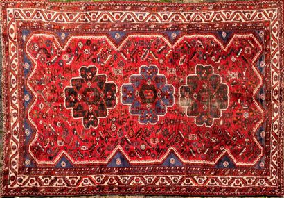 null Carpet Chiraz (Iran) circa 1960/1970
Wool velvet on wool foundations. Wear and...