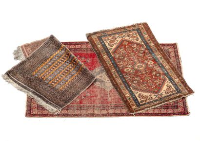 null Lot de trois tapis : 
- Hamadan (Iran) vers 1970 
Velours en laine sur fondations...