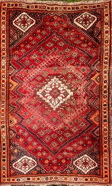 null Carpet Chiraz (Iran) circa 1970
Wool velvet on wool foundations. Slightly worn.
Ruby...