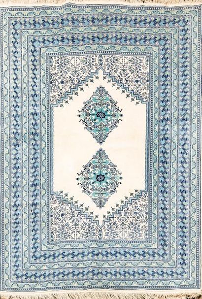 null Suite of three Tunisian carpets
- 299 cm x 202 cm - wool velvet on cotton foundations.
Good...