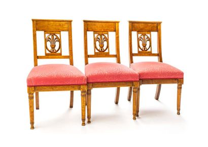 null Suite de six chaises de Style directoir en bois naturel à dossier ajouré à décor...