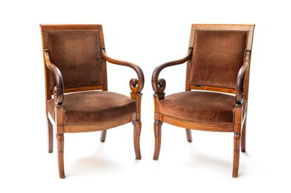null Paire de fauteuils en bois naturel de Style Louis-Philippe à dossier renversé,...