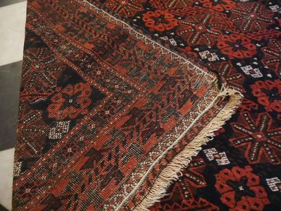 null Ancien tapis BELOUTCHISTAN (Turkmen), fin XIXe siècle
Dimensions : 223 x 112...