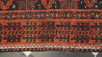 null Ancien tapis BELOUTCHISTAN (Turkmen), fin XIXe siècle
Dimensions : 223 x 112...