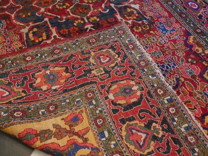 null Fin tapis ISPAHAN (Iran), première partie du XXe siècle
Dimensions : 215 x 135...