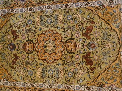 null Très fin tapis HEREKE (Turquie), vers 1980
Dimensions : 120 x 74 cm
Densité...