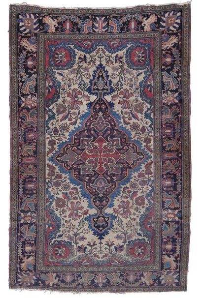 null Ancien et fin tapis SAROUK (Perse), fin XIXe siècle
Dimensions : 196 x 127 cm
Caractéristiques...