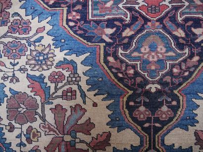 null Ancien et fin tapis SAROUK (Perse), fin XIXe siècle
Dimensions : 196 x 127 cm
Caractéristiques...