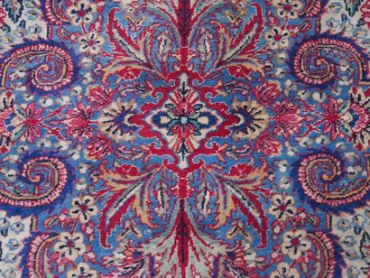 null Fin et original tapis KIRMAN (Iran), milieu du XXe siècle
Dimensions : 217 x...