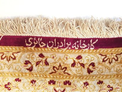 null Très fin et original tapis Ghoum en soie signé (Iran), vers 1980 
Traduction...