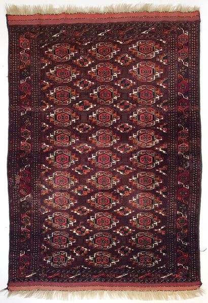 null Rare tapis Saryck (Turkmen), fin XIXe siècle
Dimensions : 198 x 136 cm 
Caractéristiques...