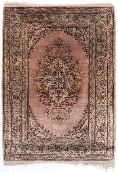 null Fin tapis Kayseri (Turquie), vers 1975
Dimensions : 93 x 64 cm
Caractéristiques...