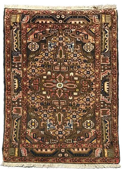 null Original tapis NAHAVAN (Iran), vers 1985
Dimensions : 145 x 105 cm
Caractéristiques...